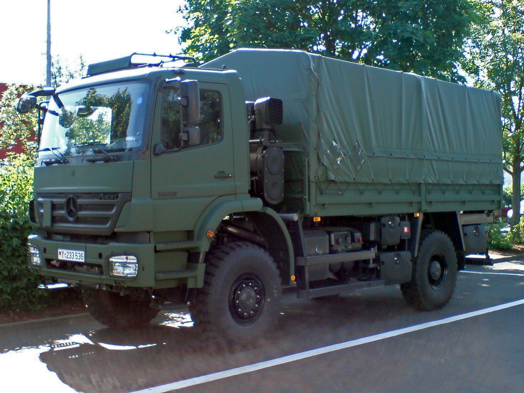 Four-wheel-drive military logistics truck